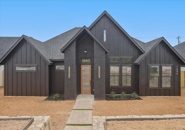 Photo 1 of Single family home for sale at 1648 W Wintergreen Rd, Lancaster, TX 75134 | MLS# 21401514 | Listing updated on 2026-10-02
