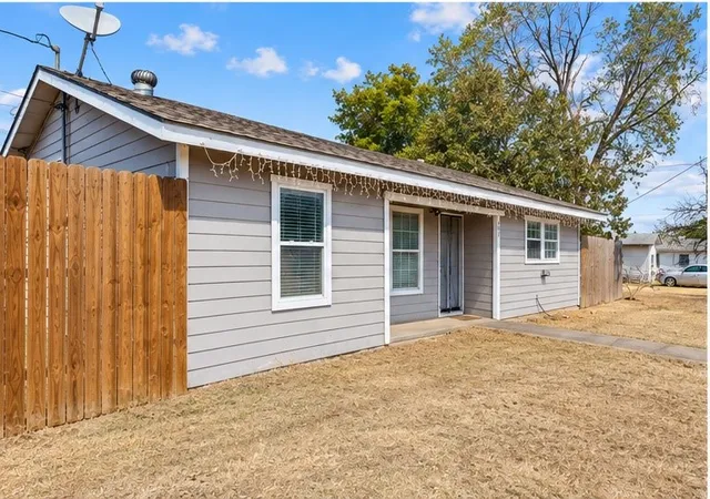 Photo 2 of Single family home for sale at 401 E Davis Ave, Alvarado, TX 76009 | MLS# 21397735 | Listing updated on 2026-10-09