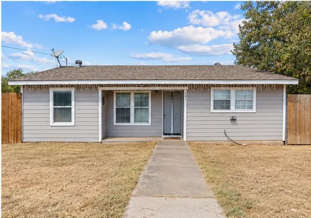 Photo 3 of Single family home for sale at 401 E Davis Ave, Alvarado, TX 76009 | MLS# 21397735 | Listing updated on 2026-10-09