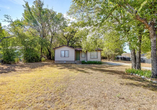 Photo 1 of Single family home for sale at 208 Wells Burnett Rd, Azle, TX 76020 | MLS# 21401600 | Listing updated on 2026-10-08