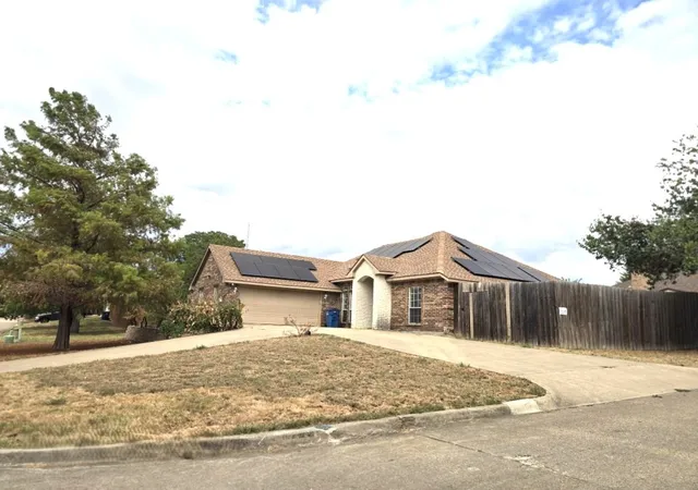 Photo 1 of Single family home for sale at 1406 Chancellor Dr, Kaufman, TX 75142 | MLS# 21401619 | Listing updated on 2026-10-09