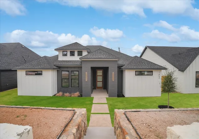 Photo 1 of Single family home for sale at 1652 W Wintergreen Rd, Lancaster, TX 75134 | MLS# 21401606 | Listing updated on 2026-10-02