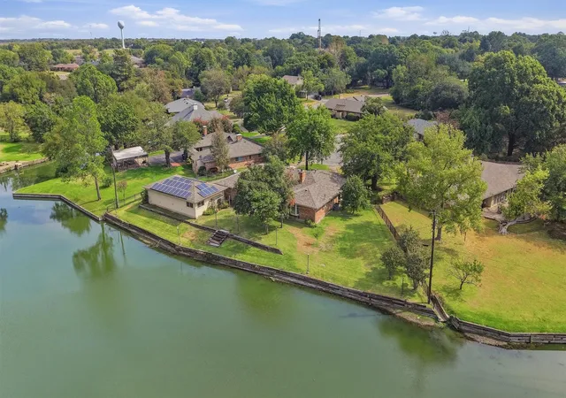 Photo 1 of Single family home for sale at 1609 Lakewood Dr, Sherman, TX 75092 | MLS# 21400477 | Listing updated on 2026-10-03