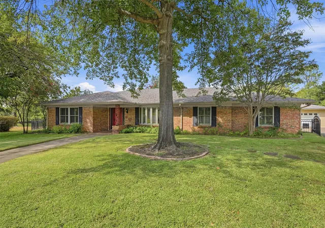 Photo 2 of Single family home for sale at 1609 Lakewood Dr, Sherman, TX 75092 | MLS# 21400477 | Listing updated on 2026-10-03