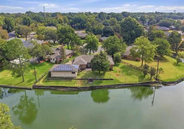 Photo 3 of Single family home for sale at 1609 Lakewood Dr, Sherman, TX 75092 | MLS# 21400477 | Listing updated on 2026-10-03