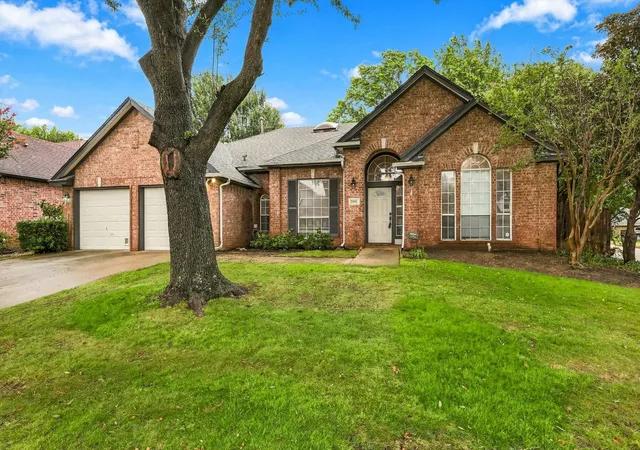 Photo 1 of Single family home for sale at 2900 Woodhaven Dr, Grapevine, TX 76051 | MLS# 21393705 | Listing updated on 2026-10-08