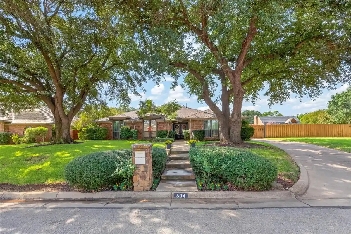 Single family home for sale at 604 Lincoln Ct, Arlington, TX 76006 | MLS# 21400250