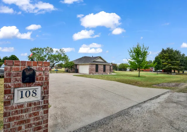 Photo 3 of Single family home for sale at 108 Butternut Ct, Weatherford, TX 76088 | MLS# 21386619 | Listing updated on 2026-10-06