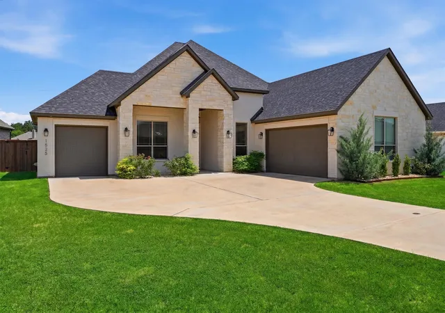 Photo 2 of Single family home for sale at 1525 Blue Lake Dr, Joshua, TX 76058 | MLS# 21401787 | Listing updated on 2026-10-02
