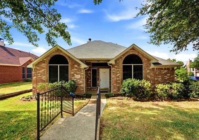 Photo 1 of Single family home for sale at 7117 Charleston Dr, Rowlett, TX 75089 | MLS# 21384997 | Listing updated on 2026-10-08