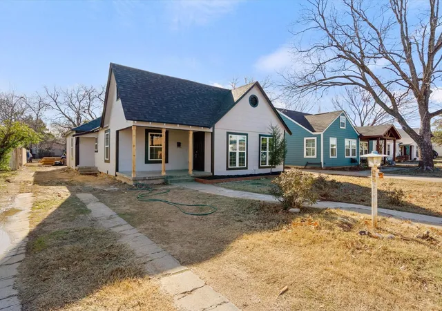 Photo 2 of Single family home for sale at 2736 Marigold Ave, Fort Worth, TX 76111 | MLS# 21401802 | Listing updated on 2026-10-02
