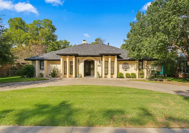 Photo 2 of Single family home for sale at 1005 S Denton St, Gainesville, TX 76240 | MLS# 21385981 | Listing updated on 2026-10-02