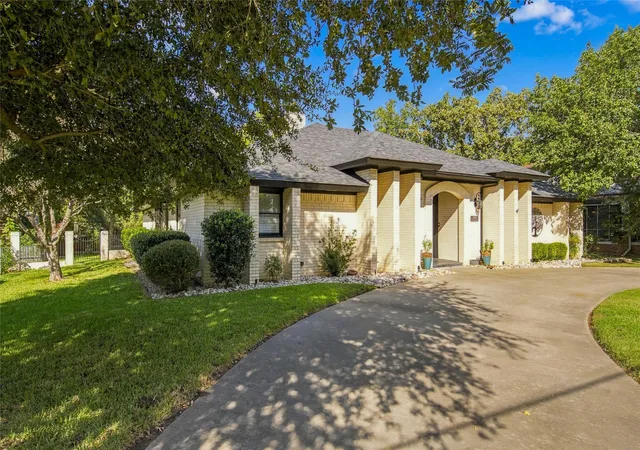 Photo 3 of Single family home for sale at 1005 S Denton St, Gainesville, TX 76240 | MLS# 21385981 | Listing updated on 2026-10-02