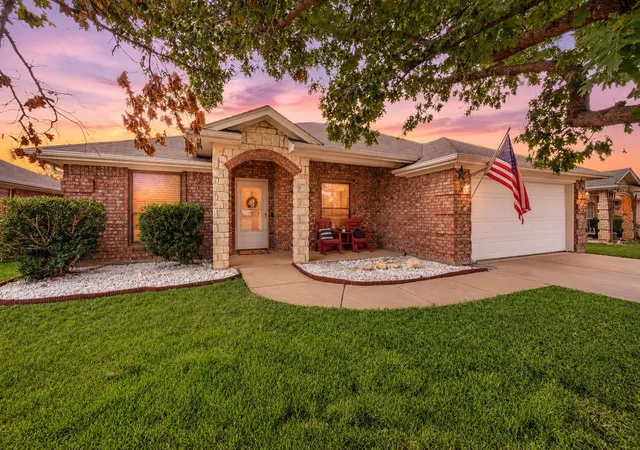 Photo 1 of Single family home for sale at 725 Big Willow Dr, Saginaw, TX 76179 | MLS# 21399673 | Listing updated on 2026-10-10