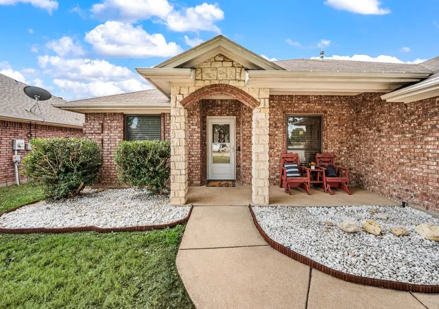 Photo 2 of Single family home for sale at 725 Big Willow Dr, Saginaw, TX 76179 | MLS# 21399673 | Listing updated on 2026-10-10