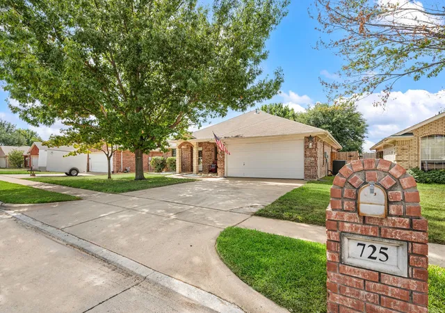 Photo 3 of Single family home for sale at 725 Big Willow Dr, Saginaw, TX 76179 | MLS# 21399673 | Listing updated on 2026-10-10