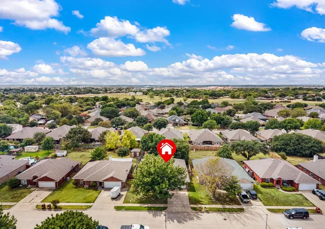 Photo 3 of Single family home for sale at 725 Big Willow Dr, Saginaw, TX 76179 | MLS# 21399673 | Listing updated on 2026-10-10