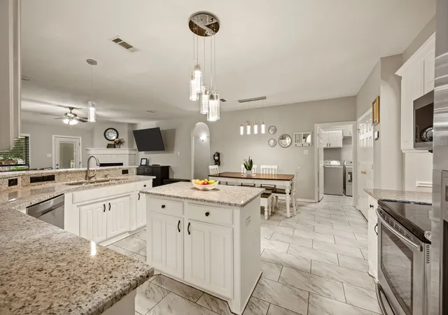Photo 4 of Single family home for sale at 725 Big Willow Dr, Saginaw, TX 76179 | MLS# 21399673 | Listing updated on 2026-10-10