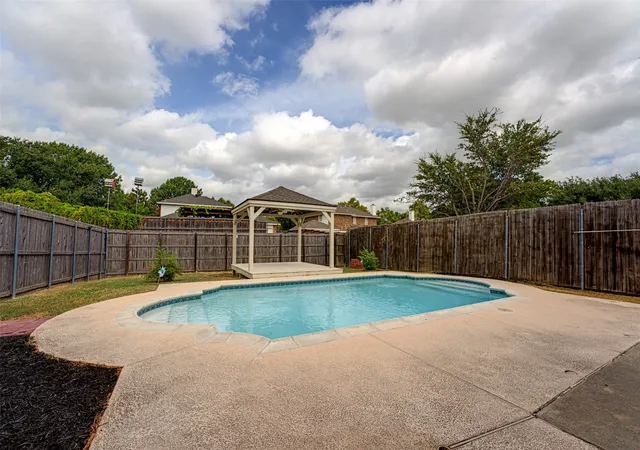Photo 3 of Single family home for sale at 4005 Baywatch Dr, Rowlett, TX 75088 | MLS# 21398682 | Listing updated on 2026-10-10