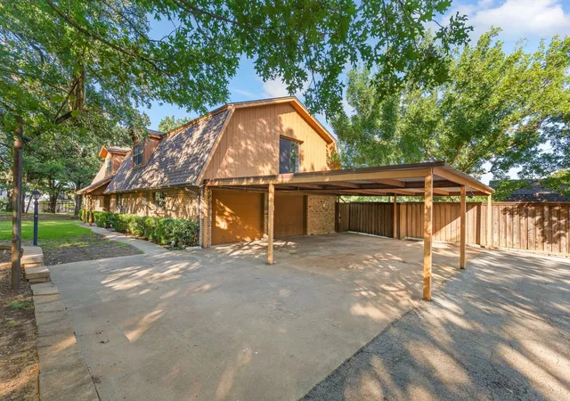 Photo 3 of Single family home for sale at 7 Fox Holw Rd, Joshua, TX 76058 | MLS# 21401877 | Listing updated on 2026-10-10