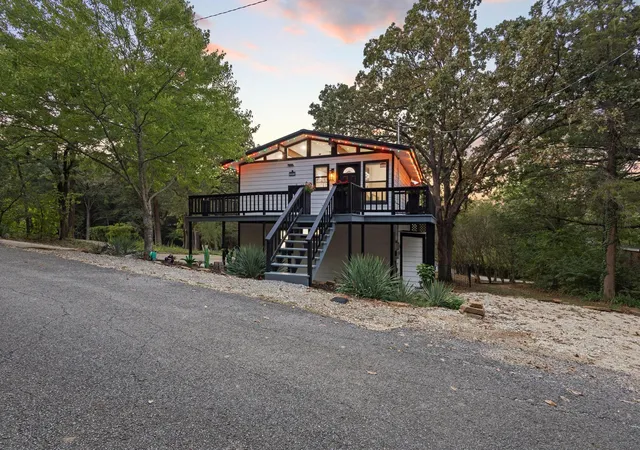 Photo 1 of Single family home for sale at 207 Wales Dr, Pottsboro, TX 75076 | MLS# 21401166 | Listing updated on 2026-10-10