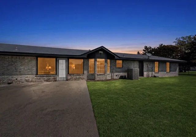 Photo 3 of Single family home for sale at 529 Morris Ln, Greenville, TX 75402 | MLS# 21401883 | Listing updated on 2026-10-02