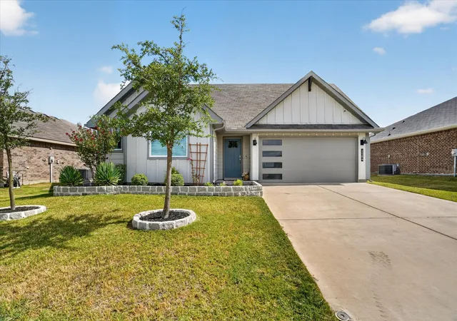 Photo 3 of Single family home for sale at 1504 Battery Park Dr, Alvarado, TX 76009 | MLS# 21401902 | Listing updated on 2026-10-08