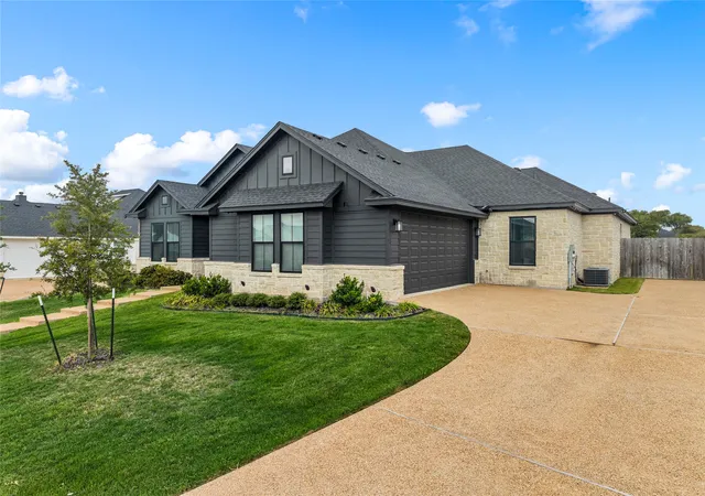 Photo 2 of Single family home for sale at 10201 Castleberry Ln, Woodway, TX 76712 | MLS# 21400771 | Listing updated on 2026-10-03
