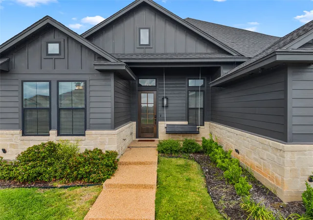 Photo 3 of Single family home for sale at 10201 Castleberry Ln, Woodway, TX 76712 | MLS# 21400771 | Listing updated on 2026-10-03