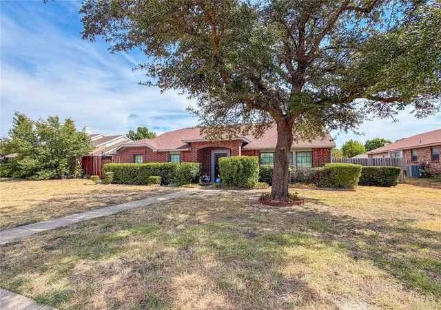 Photo 2 of Single family home for sale at 333 S Cannady Dr, Cedar Hill, TX 75104 | MLS# 21385897 | Listing updated on 2026-10-03