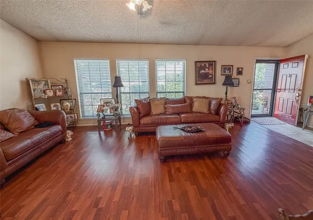 Photo 3 of Single family home for sale at 333 S Cannady Dr, Cedar Hill, TX 75104 | MLS# 21385897 | Listing updated on 2026-10-03