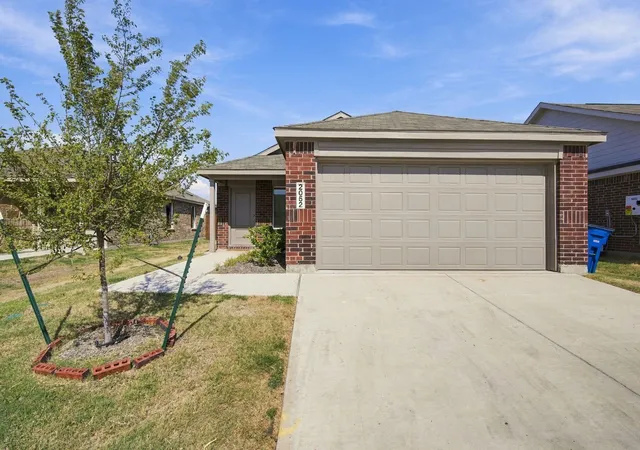 Photo 2 of Single family home for sale at 2052 Shady Oaks Dr, Ennis, TX 75119 | MLS# 21399623 | Listing updated on 2026-10-03