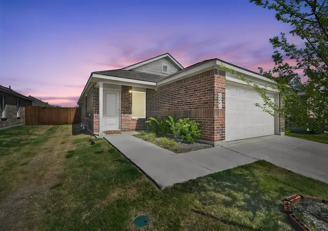 Photo 3 of Single family home for sale at 2052 Shady Oaks Dr, Ennis, TX 75119 | MLS# 21399623 | Listing updated on 2026-10-03
