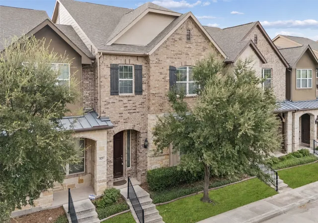 Townhouse for sale at 833 Rohan Dr, Richardson, TX 75081 | MLS# 21398749