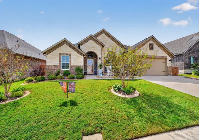 Photo 2 of Single family home for sale at 1528 Sidewinder Trl, Weatherford, TX 76087 | MLS# 21397779 | Listing updated on 2026-10-07