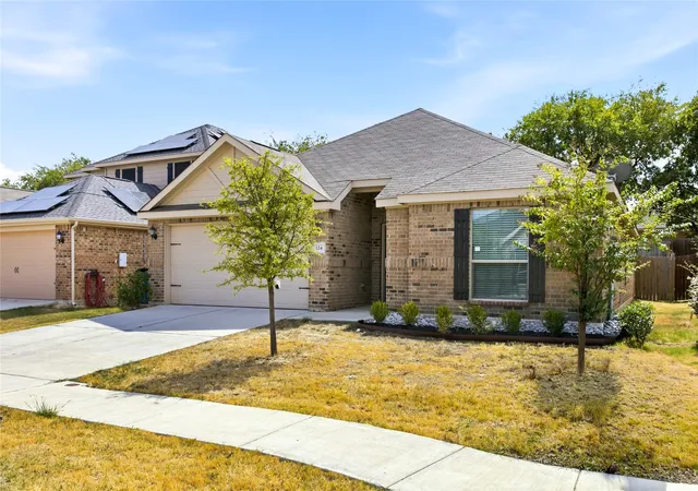 Photo 2 of Single family home for sale at 124 Morning Glory Dr, Sanger, TX 76266 | MLS# 21398064 | Listing updated on 2026-10-04