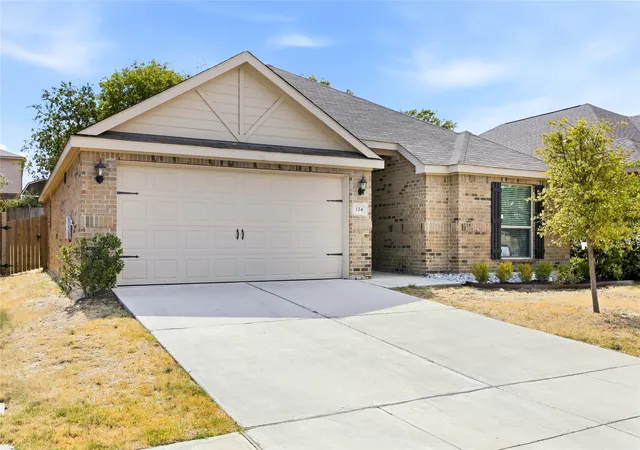 Photo 3 of Single family home for sale at 124 Morning Glory Dr, Sanger, TX 76266 | MLS# 21398064 | Listing updated on 2026-10-04