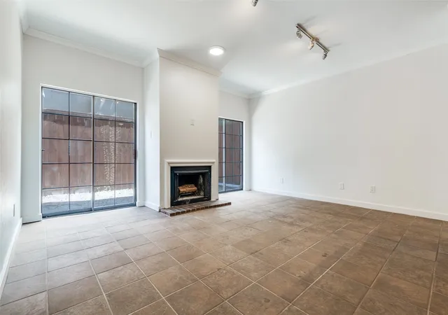 Listing Photo 4 - Condo for sale in building located at 3320 Reagan St, Dallas, TX 75219 - Unit #113