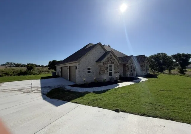 Photo 2 of Single family home for sale at 1043 Deer Is Ct, Azle, TX 76020 | MLS# 21402063 | Listing updated on 2026-10-07