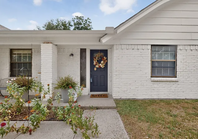 Photo 1 of Single family home for sale at 2060 Trailwood Dr W, Burleson, TX 76028 | MLS# 21398017 | Listing updated on 2026-10-10