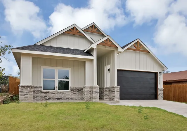Photo 3 of Single family home for sale at 3005 Hanna Ave, Fort Worth, TX 76106 | MLS# 21402079 | Listing updated on 2026-10-10