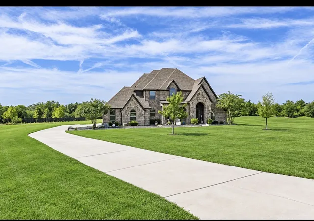 Photo 1 of Single family home for sale at 4111 Roberts Ln, Midlothian, TX 76065 | MLS# 21393913 | Listing updated on 2026-10-06