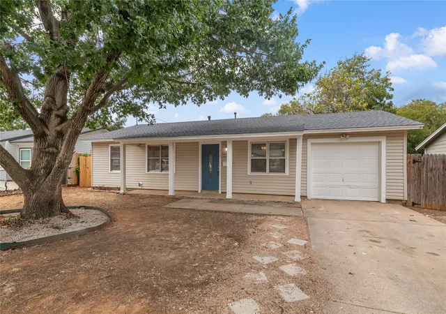 Photo 1 of Single family home for sale at 517 Aransas Dr, Euless, TX 76039 | MLS# 21397652 | Listing updated on 2026-10-10