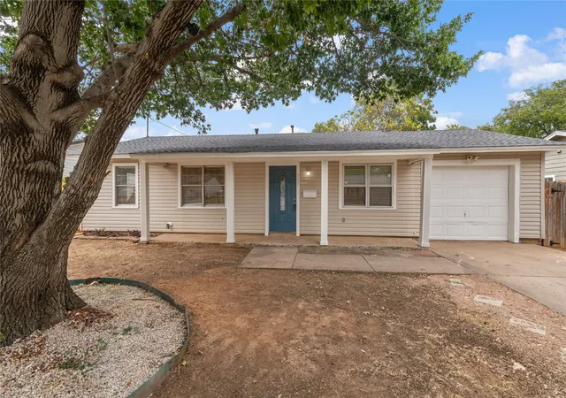 Photo 2 of Single family home for sale at 517 Aransas Dr, Euless, TX 76039 | MLS# 21397652 | Listing updated on 2026-10-10