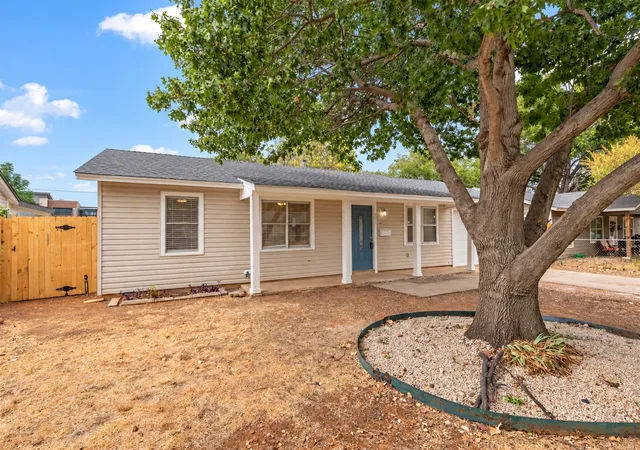 Photo 3 of Single family home for sale at 517 Aransas Dr, Euless, TX 76039 | MLS# 21397652 | Listing updated on 2026-10-10