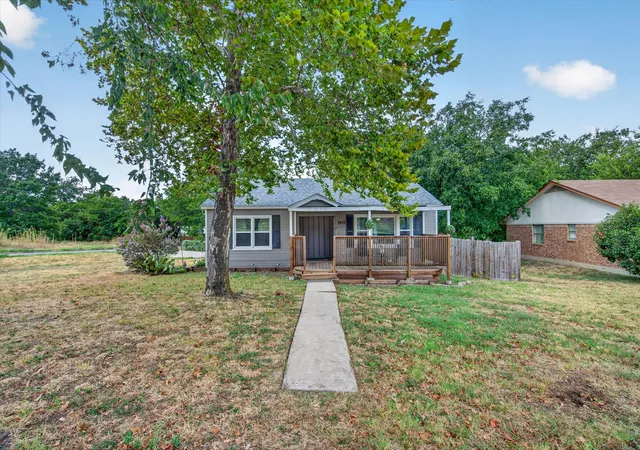 Photo 1 of Single family home for sale at 1412 Sloan St, Weatherford, TX 76086 | MLS# 21402225 | Listing updated on 2026-10-03
