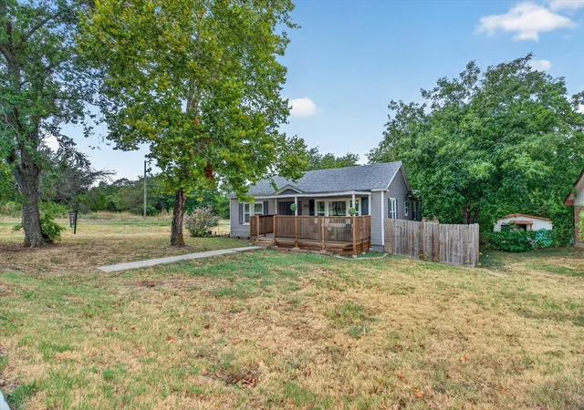 Photo 2 of Single family home for sale at 1412 Sloan St, Weatherford, TX 76086 | MLS# 21402225 | Listing updated on 2026-10-03