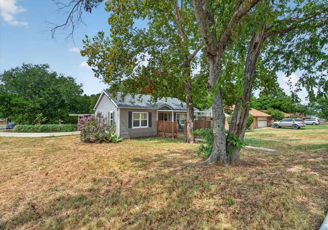Photo 3 of Single family home for sale at 1412 Sloan St, Weatherford, TX 76086 | MLS# 21402225 | Listing updated on 2026-10-03