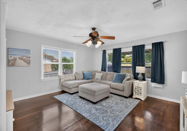 Photo 4 of Single family home for sale at 1412 Sloan St, Weatherford, TX 76086 | MLS# 21402225 | Listing updated on 2026-10-03