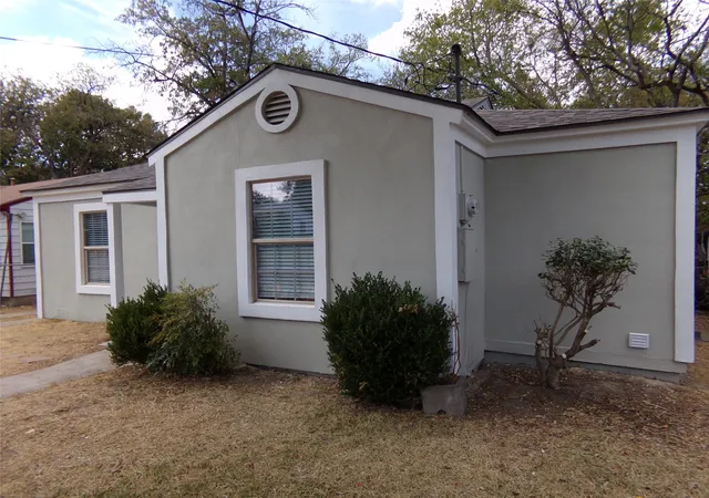 Photo 3 of Sale Pending at 2423 Marfa Ave, Dallas, TX 75216 | MLS# 21402330 | Listing updated on 2026-10-06